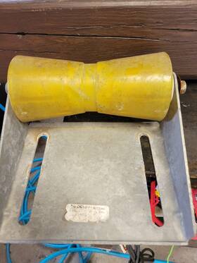 A6280 Tie Down Engineering Boat Trailer Roller With Bracket